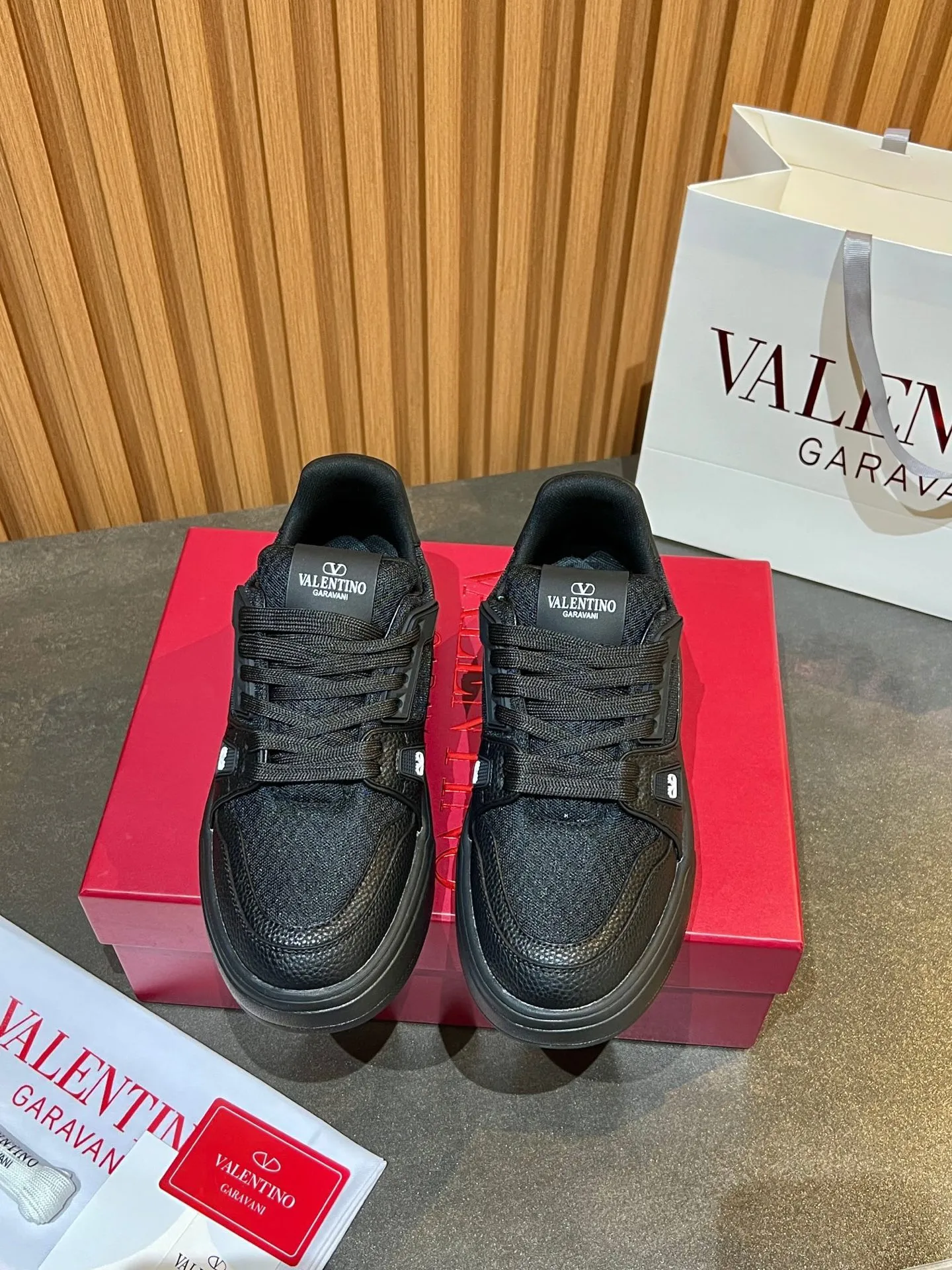 Men's men's shoes 💰640 VLNT Valentino 𝑶𝒏𝒆𝑺𝒕𝒖𝒅 Couple's sneakers series Valentino 2025 latest couple's sneakers, same style for celebrities, hot sale. Original ZP purchase and dismantling. Repeated pattern making and modification. Trying to restore 1:1 original version! Top luxury masterpiece, soft and comfortable, breathable and light, combines fashion and leisure, brings excellent and elegant texture and excellent on-foot comfort. Top purchasing version upper: imported high-end breathable mesh/original oil edge craftsmanship. Inner: imported mesh. Outsole: original development 𝐓𝐏𝐔 two-color combination outsole. Packaging: original configuration complete package. Code number: 35/44 (customized 45 46). Can be customized (self-labeled - no label) order.